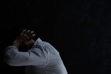 Umutsuzluk adam karanlık odada