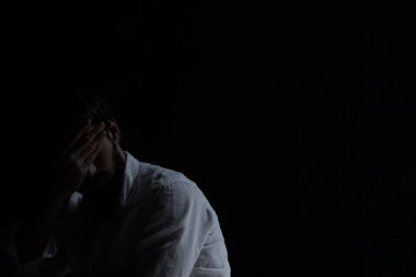 Adam gözlerini kapatıyor.