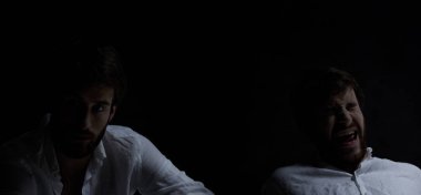 Üzgün ve diye bağıran adam