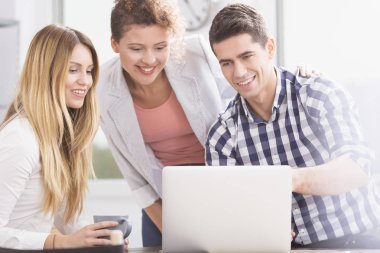 Ofiste genç iş adamları