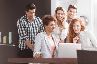 İş yerinde tartışıyor