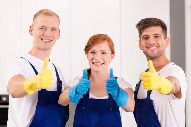 İş yerinde mutlu temizleyiciler