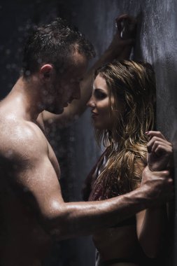 Ön sevişme duş altında