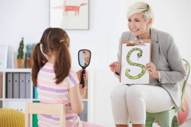 Konuşma terapisti ve ayna tutan kız