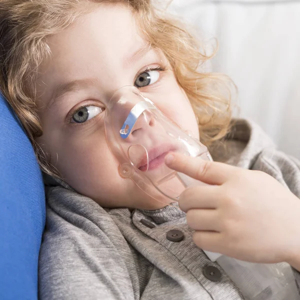 Kleines Mädchen kämpft mit Asthma — Stockfoto