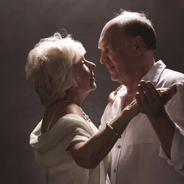 Старша стильна пара танцює — стокове фото