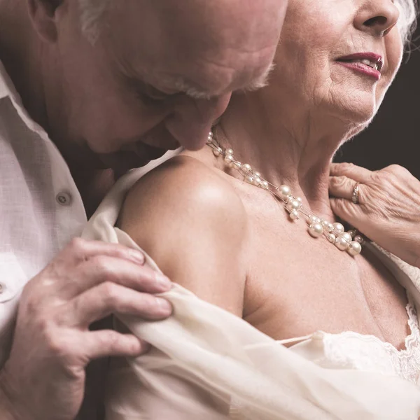 Anciano besar brazo de amante —  Fotos de Stock