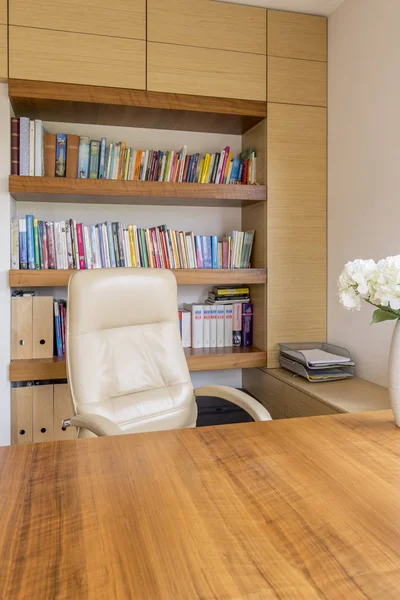 Leren stoel en houten bureau — Stockfoto