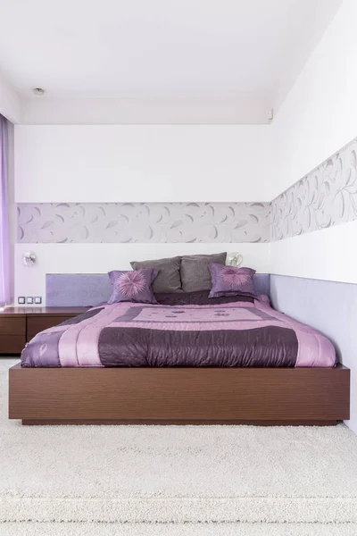 Diseño morado dormitorio — Foto de Stock