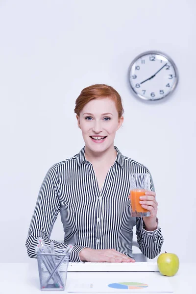 Mittagspause im Büro — Stockfoto