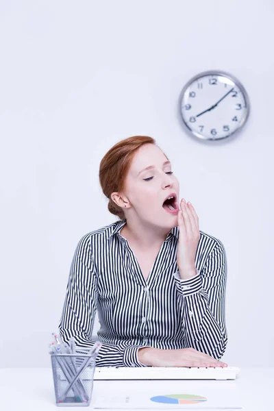 Gelangweilte Frau bei der Arbeit — Stockfoto