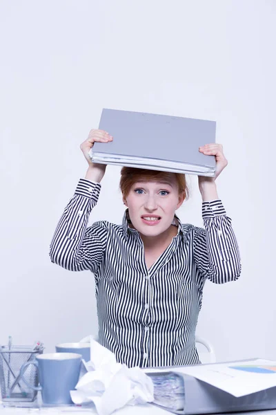 Travailleur en colère au bureau — Photo