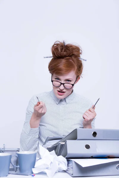 Verärgerter Arbeiter hinter dem Schreibtisch — Stockfoto