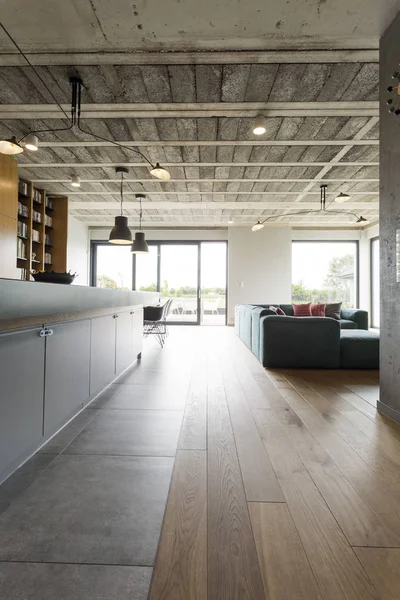 Living room with concrete ceiling — Stock Photo, Image