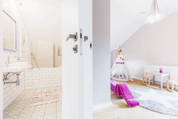 Badkamer naast kinderkamer — Stockfoto