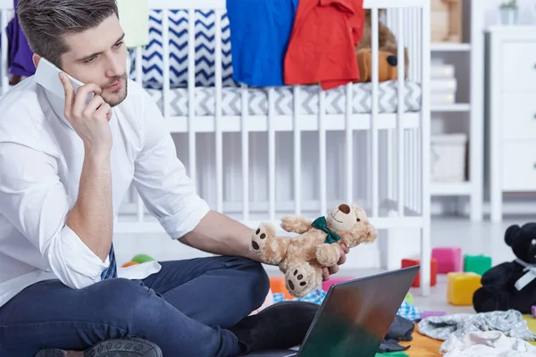 Zakenman vader praten over telefoon — Stockfoto