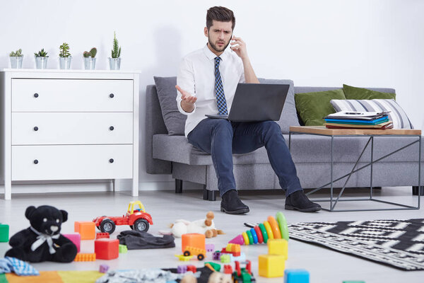 Занятой отец разговаривает по телефону
