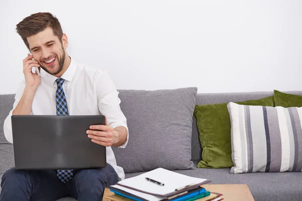 Sorrindo jovem telecomutador com laptop — Fotografia de Stock