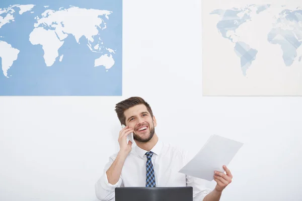 Feliz Empresario Hablando por Teléfono — Foto de Stock