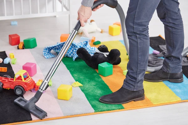 Man vacuuming child's room — Stock Photo, Image