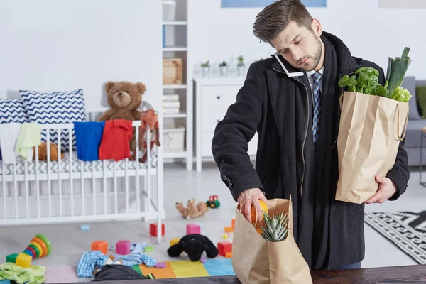 Man med shoppingväskor — Stockfoto