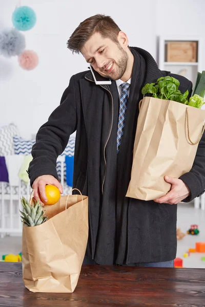 Inhoud man met shopping tassen — Stockfoto