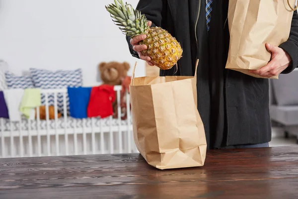 Père avec des sacs à provisions — Photo