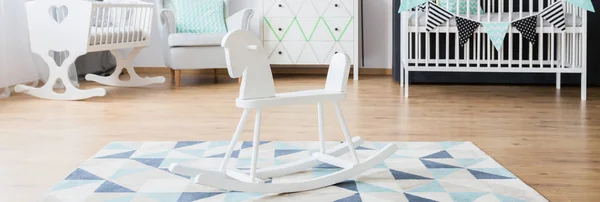 Mobília minimalista branca no berçário — Fotografia de Stock