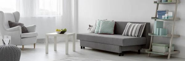 Vardagsrum med vita och grå möbler — Stockfoto