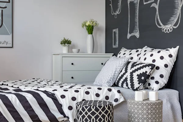 침대와 칠판 벽 — 스톡 사진