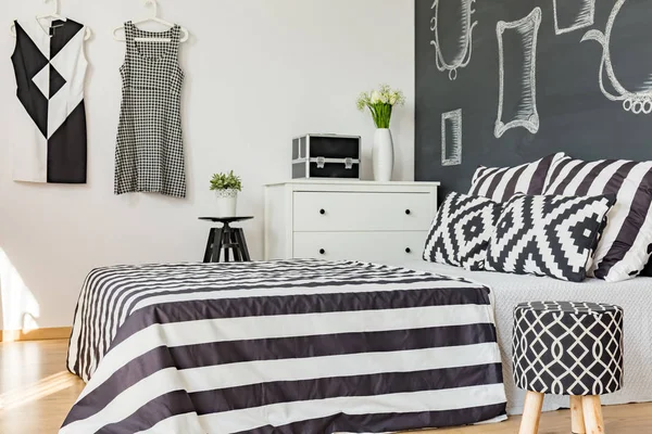 Tempat tidur ukuran raja hitam dan putih — Stok Foto