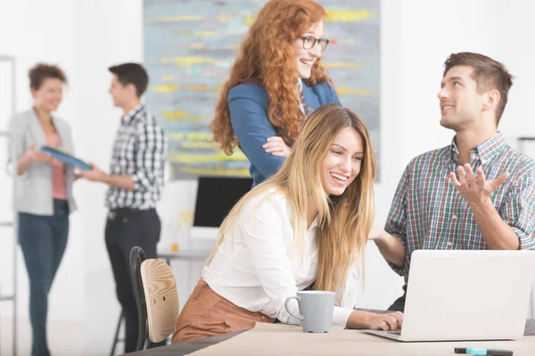 Giovane donna dal computer portatile — Foto Stock