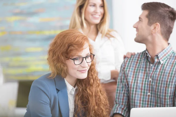 Mujer de negocios bastante joven — Foto de Stock