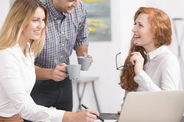 Travail d'équipe en entreprise — Photo