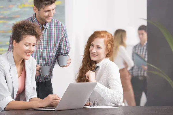 Persone e ufficio amichevole — Foto Stock