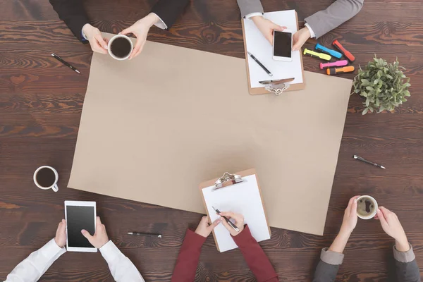 Reunión de negocios junto a la mesa — Foto de Stock