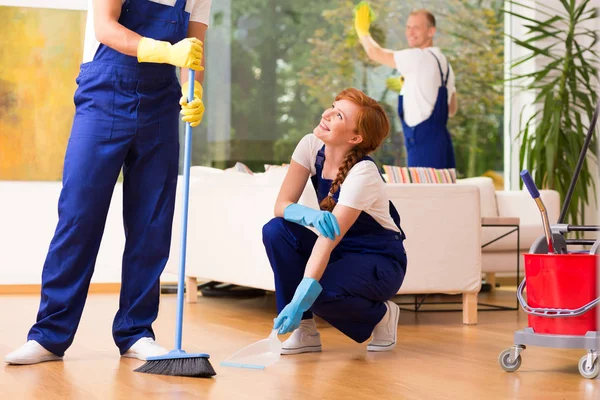 Collega's tijdens het reinigen — Stockfoto