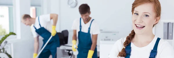 Mujer sonriente limpiadora de oficina — Foto de Stock