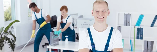 Zusammenarbeit in Reinigungsbüros — Stockfoto