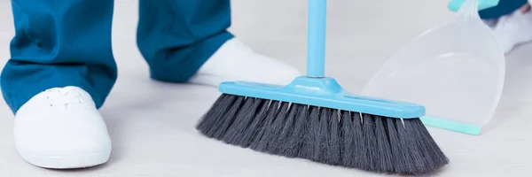 Cleaning with a brush — Stock Photo, Image