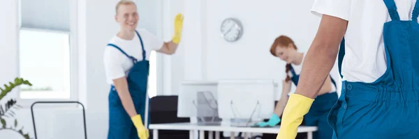 Cumprimentar um colega durante a limpeza — Fotografia de Stock