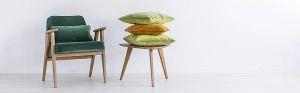Stuhl und Hocker mit Kissen — Stockfoto