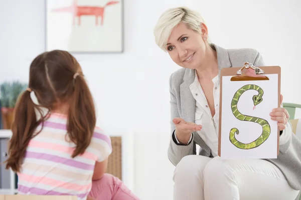 Niño con problemas de ceceo — Foto de Stock