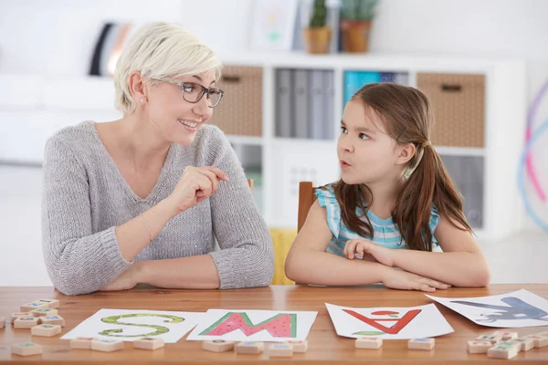 Bambino che studia alfabeto con insegnante — Foto Stock