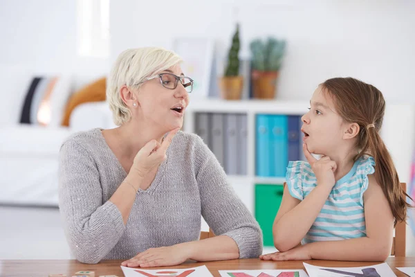 Stotteren meisje en logopedist — Stockfoto