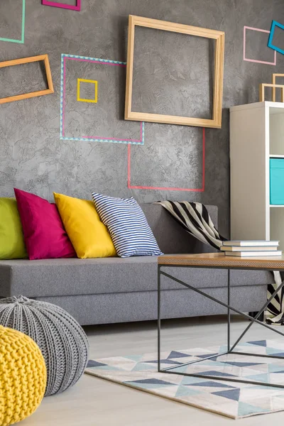 Wohnzimmer mit farbigen Rahmen — Stockfoto