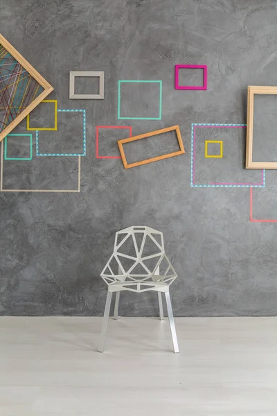 Дизайн современного кресла перед стеной — стоковое фото