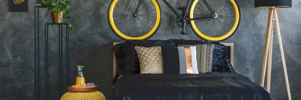 Велосипед над кроватью — стоковое фото