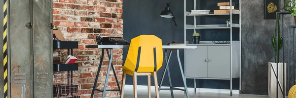 Mesa y silla en la habitación — Foto de Stock