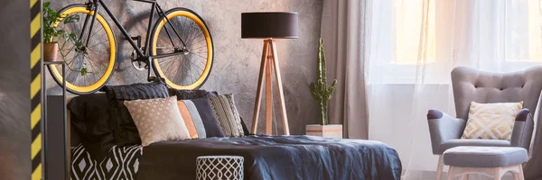 床、 扶手椅、 自行车在卧室里 — 图库照片